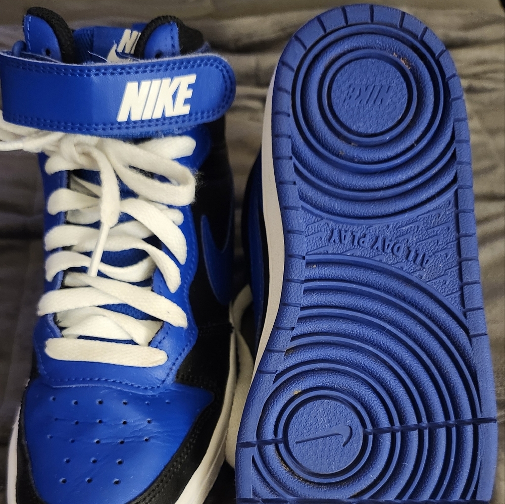 Nike mid Borough sneakers